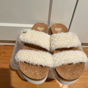 REEF Vista Hi Cozy platform slides- white fur/gold dots cork size 8 sandals